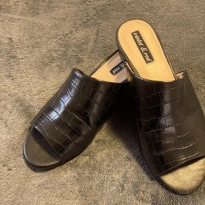 Croc embossed open-toe slides